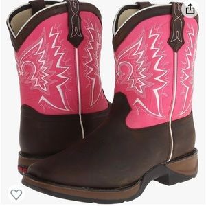 I am selling a pair of my daughters boosts. Durango pink
